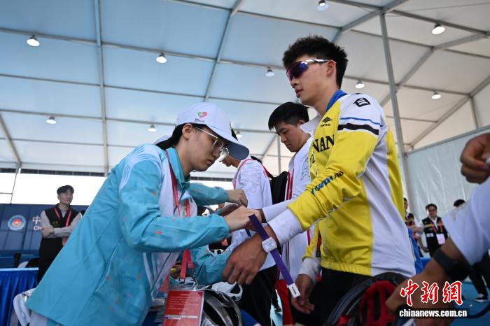 全运会首办粤港澳跨境自行车赛 选手无感通关畅