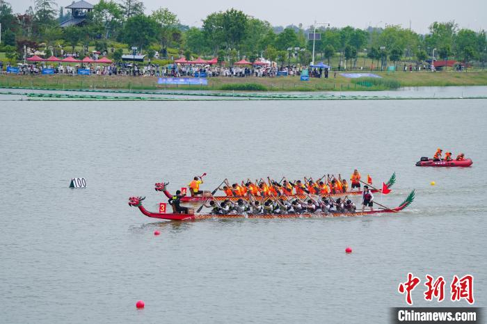 武汉杜公湖上演龙舟竞速 全国联动赛事点燃端午