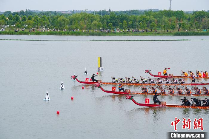 武汉杜公湖上演龙舟竞速 全国联动赛事点燃端午