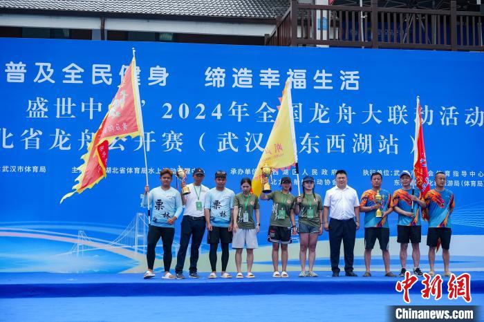 武汉杜公湖上演龙舟竞速 全国联动赛事点燃端午