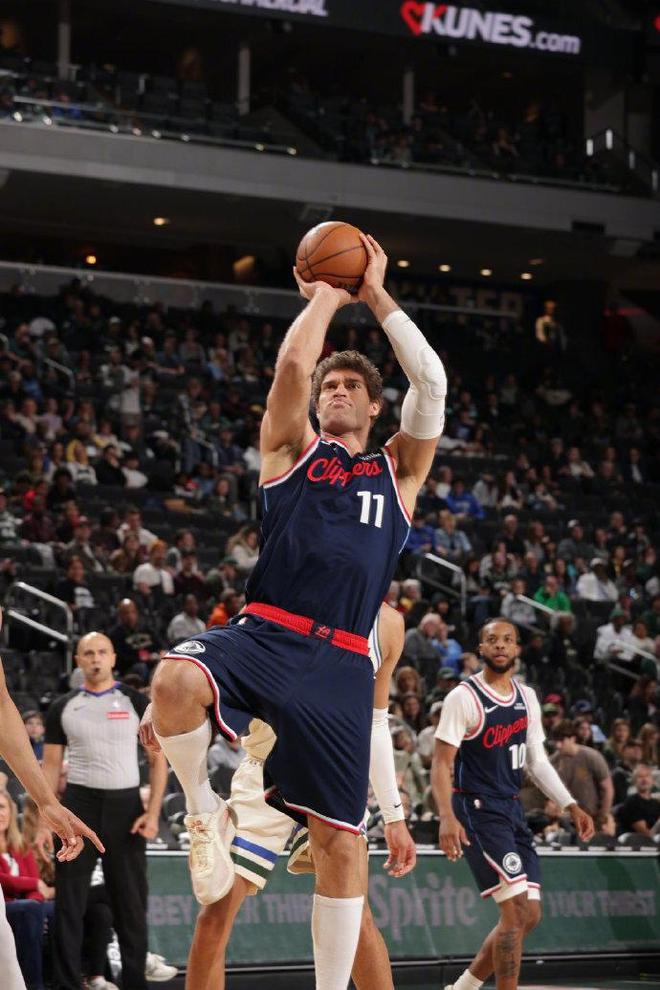 莱昂纳德创纪录！快船横扫雄鹿巩固西部第八